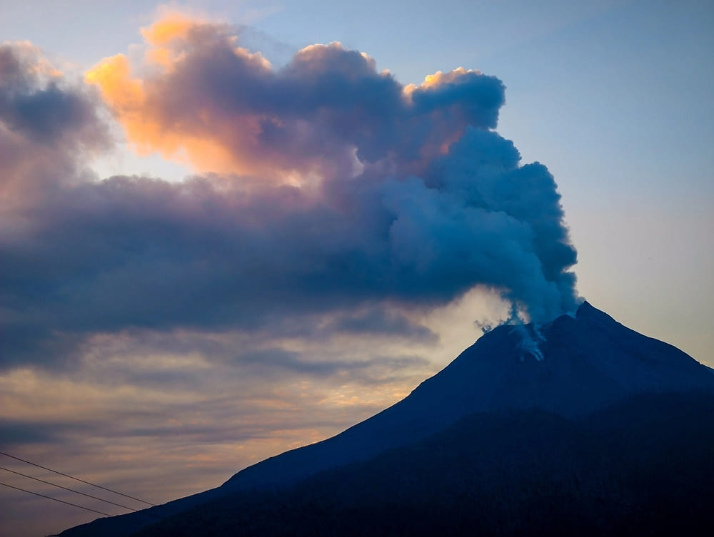 Rusya'da Yanardağ Patladı: 11 km Yüksekliğe Kül Püskürttü